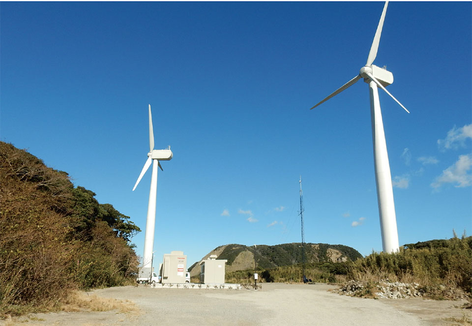 写真2　開所された阿土山風力発電所の外観（300kW×2台）