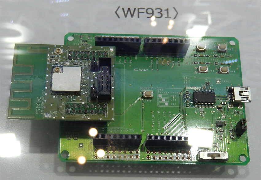 写真13　SMKのSigfox RFモジュール「WF931」（左の白い四角）を搭載したボード