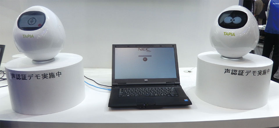写真7　NECブースにおけるたまご型ロボット「Tapia」による声認証技術のデモ