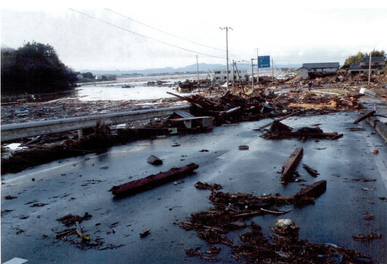 写真5　震災当日の津波が引いた後の磯部地区の状況（2011年3月11日16時10分頃）