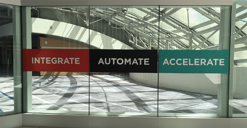 写真5　ONS 2018会場のあちこちに掲げられていたスローガン<br>「Integrate」「Automate」「Accelerate」