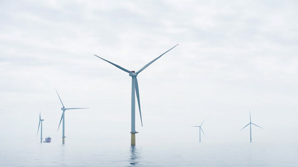 写真1　世界初の商用「Hywind Scotland Floating Wind Farm」（出力6MW風車5台：合計30MW）の外観