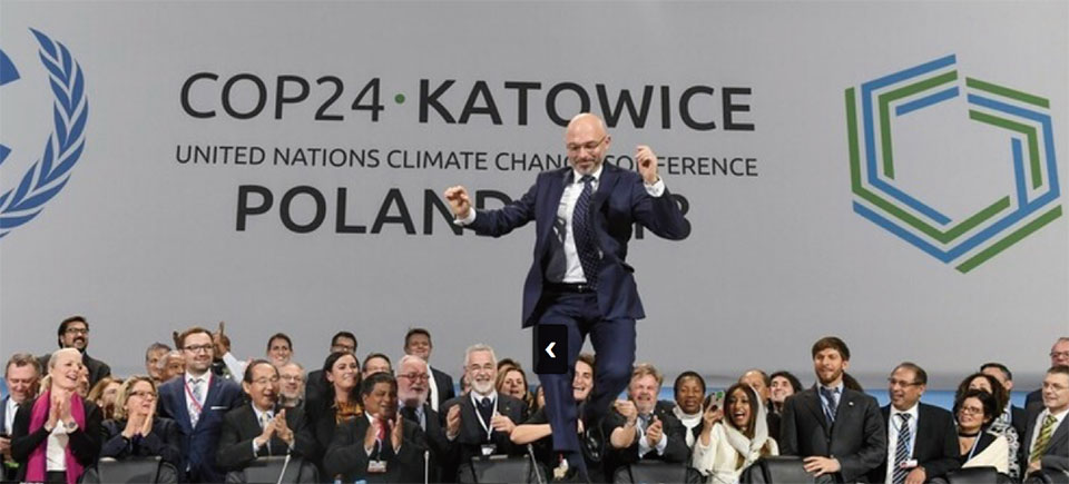 写真　COP24の閉幕を迎えてジャンプするミハウ・クリティカ（Michał Kurtyka）COP議長（2018年12月15日）
