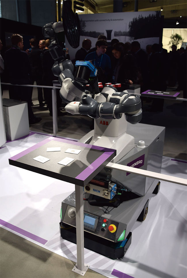 写真10　電池駆動の無線化ロボットを展示したスイス・ABB（写真はエリクソンブース）