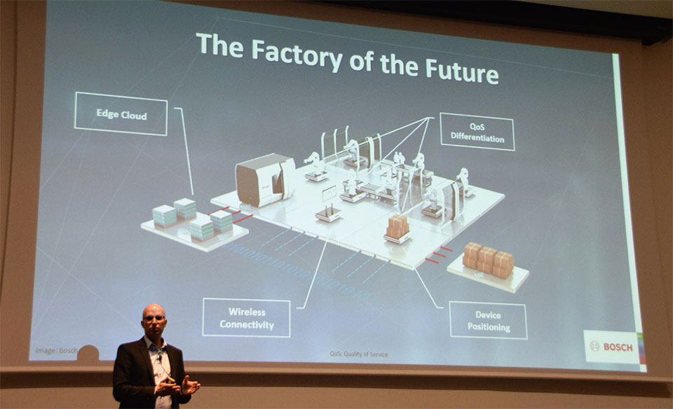 写真9　工場を無線化した未来工場の構想を明かすボッシュのアンドレアス・ミュラー氏