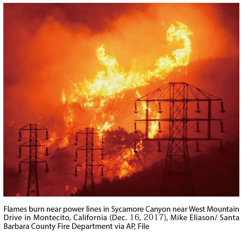 写真　カリフォルニア州モンテシト周辺の送電線近くで発生した山火事の様子