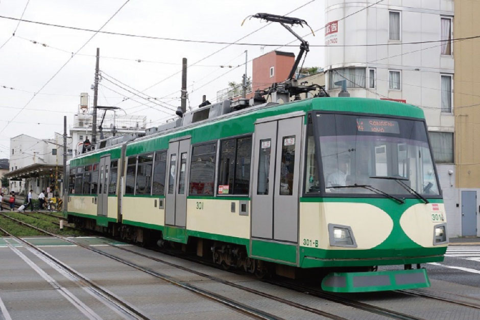 写真1　日本初の再エネ100％で走る東急世田谷線の電車の外観