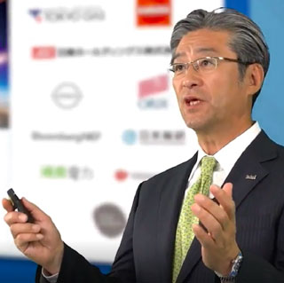 写真　INTEL ENERGY FORUM 2021で開会の挨拶をするインテル株式会社の鈴木 国正 代表取締役社長