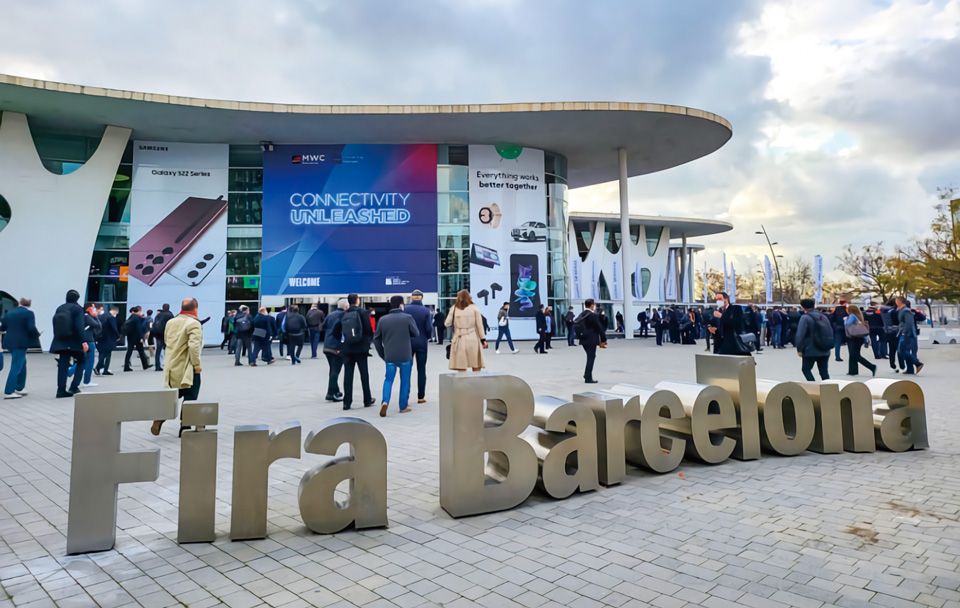 写真2　200カ国から6万人以上が参加した「MWC Barcelona 2022」会場入り口の様子