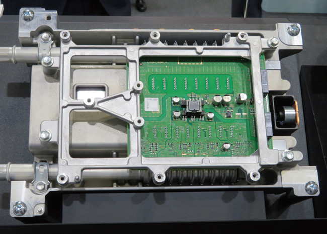 写真7　デンソーのSiCパワーデバイスを搭載した「燃料電池車向け昇圧用パワーモジュール」