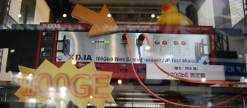 写真4：IXIAの100GbE測定器「optixia XM2」