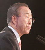 写真3　オープニング・セレモニーで挨拶する国連のバン・キムン事務総長
