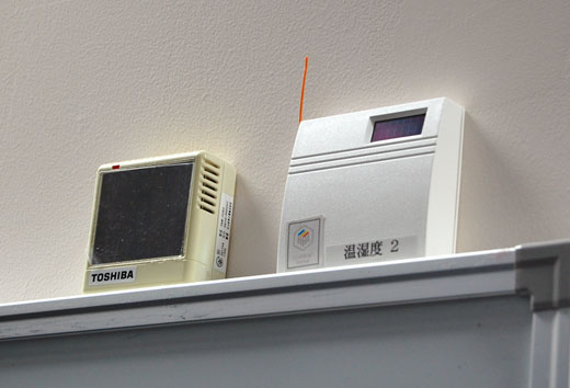 写真2　無線による温室度センサー。空調の温度調節などを遠隔から行う