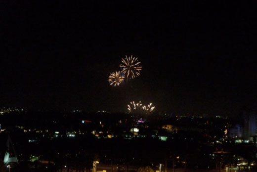 写真1　筆者の部屋から見えたディズニーランドの花火（ヒルトンホテルにて）