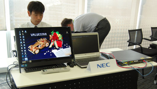 写真12　NECブースではパソコンを使用してLIMEのデモを展開