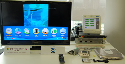 写真15　NTTブースでLIME対応のREGZA画面に表示された、LIMEによるウィジェット。右は展示された健康機器群