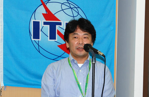 第2回「Interop Event on IPTV」のショーケース会場で参加者に歓迎のあいさつを行うITU-T IPTV-GSI議長の川森雅仁氏