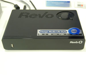 写真2-1　ハイブリッドIPTV STB（セットトップボックス）である「RevoQ」の外観