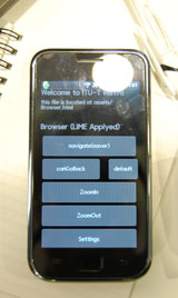 写真2-2　アンドロイド端末（ギャラクシーS。LIMEブラウザ搭載と書かれている）などでパーソナル・モバイルIPTVをデモ
