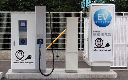 図7　水素エネルギースタンドの隣のENEOSに設置されている電気自動車（EV）用の急速充電スタンド