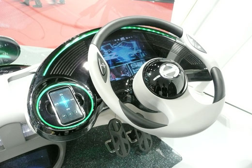 写真2　日野自動車のEVのコンセプトモデル「eZ-CARGO」の運転席