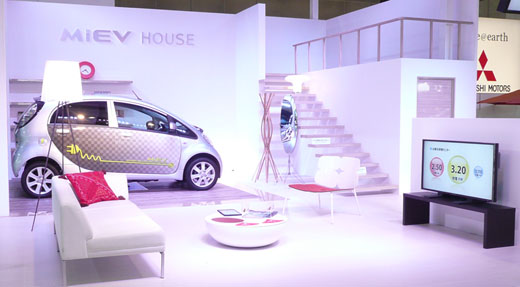 写真5　三菱自動車の「iMEV HOUSE」：電気自動車がスマートハウスへ電力を供給