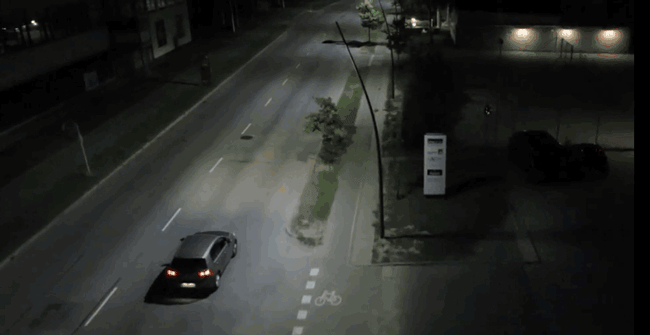 写真3　自動車が走っている付近の街路灯だけが走行に合わせて点灯し、自動車が走っていない場所の街路灯は自動的に消灯している様子