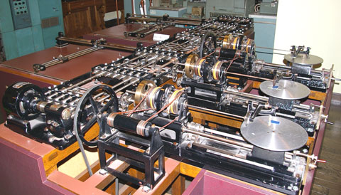 写真3 ブッシュの論文を参考にして1930年代に日本で作られた微分解析機（東京理科大学 近代科学資料館 所蔵）