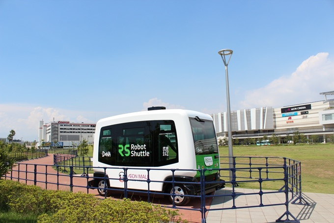 図　DeNAが提供する無人運転バス「Robot Shuttle」