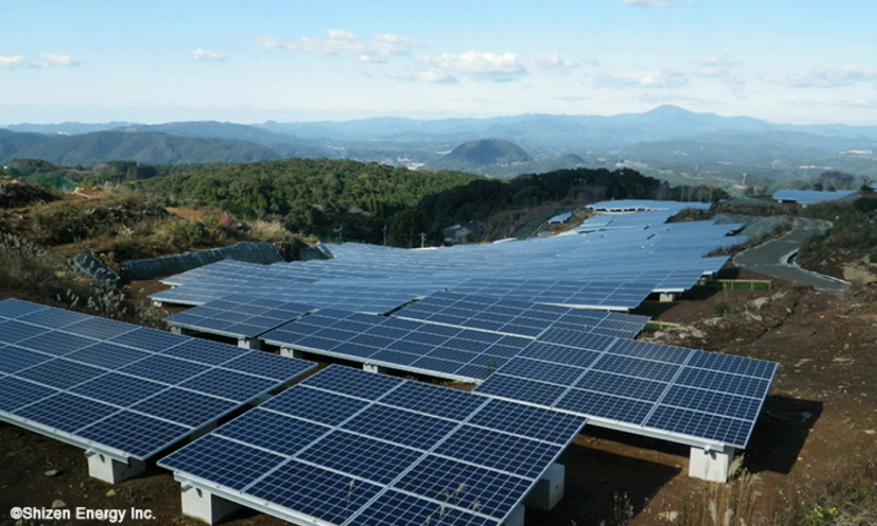図　薩摩川内開拓跡地太陽光発電所。モジュールを地面とほぼ平行となるように設置している