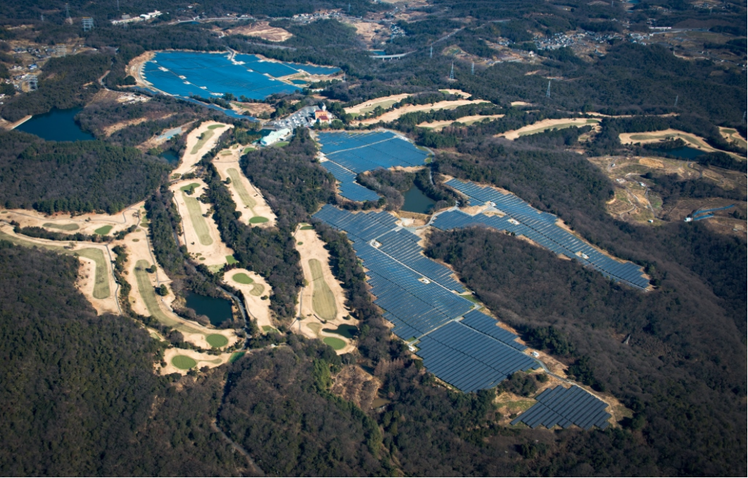 図　新岡山太陽光発電所の全景