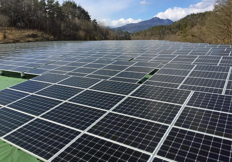 図　「千代田湖ソーラー発電所」に並ぶ太陽光発電モジュール