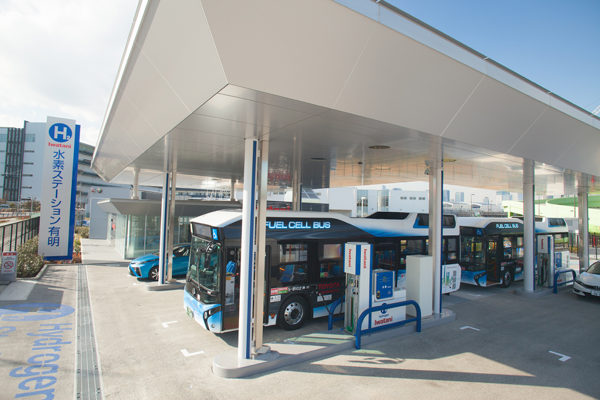 図　「イワタニ水素ステーション 東京有明」に、東京都交通局の燃料電池バスが停車しているところ