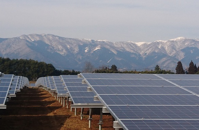 図　「奈義太陽光発電所」に太陽光発電モジュールが並んでいる様子