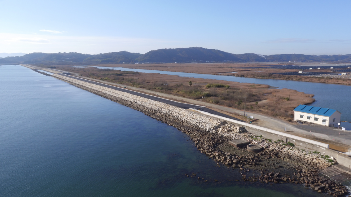 図　補強工事完了後の錦海湾防潮堤。左側が錦海湾