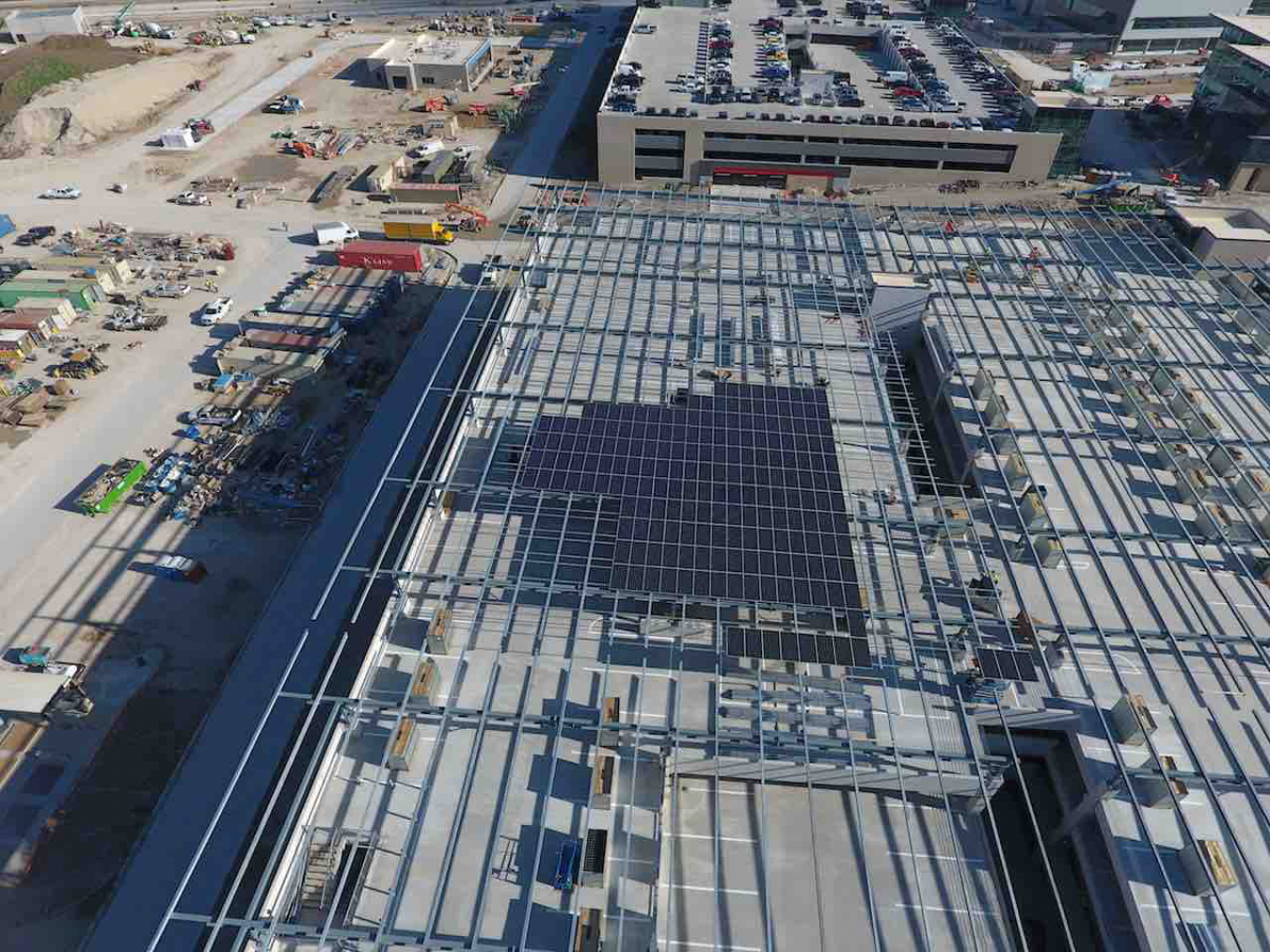 図　Toyota Motor North Americaの建設中の新本社に太陽光発電モジュールを設置しているところ