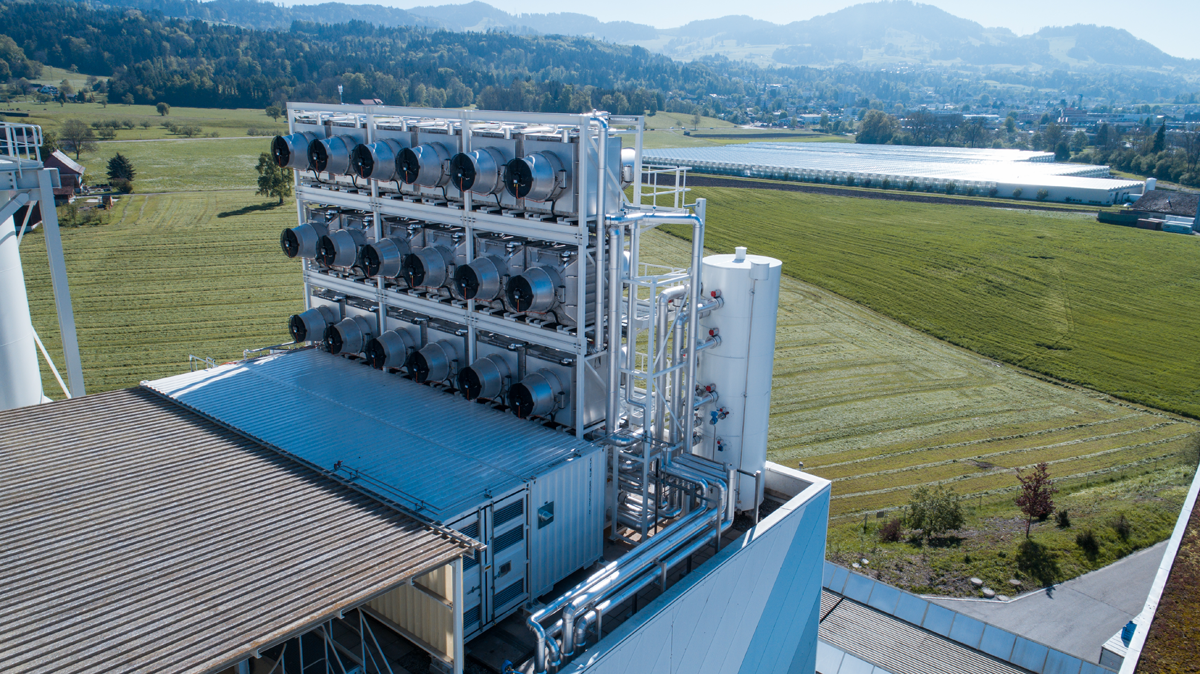 図　スイスClimeworks社が完成させた大気中から二酸化炭素を回収するプラント