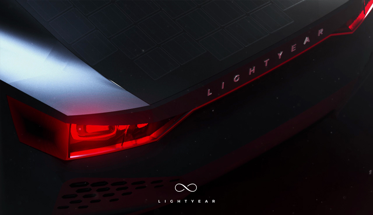 図　「Lightyear One」の車両後部を上から捉えたイメージ。車両後端近くまで太陽光発電セルが並んでいるのが分かる