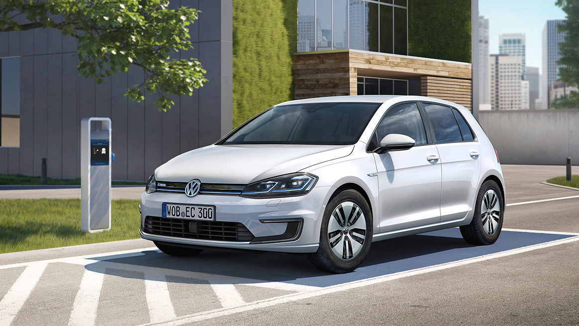 図　Volkswagenの電気自動車「e-Golf」。充電するには充電器を操作しなければならないが……
