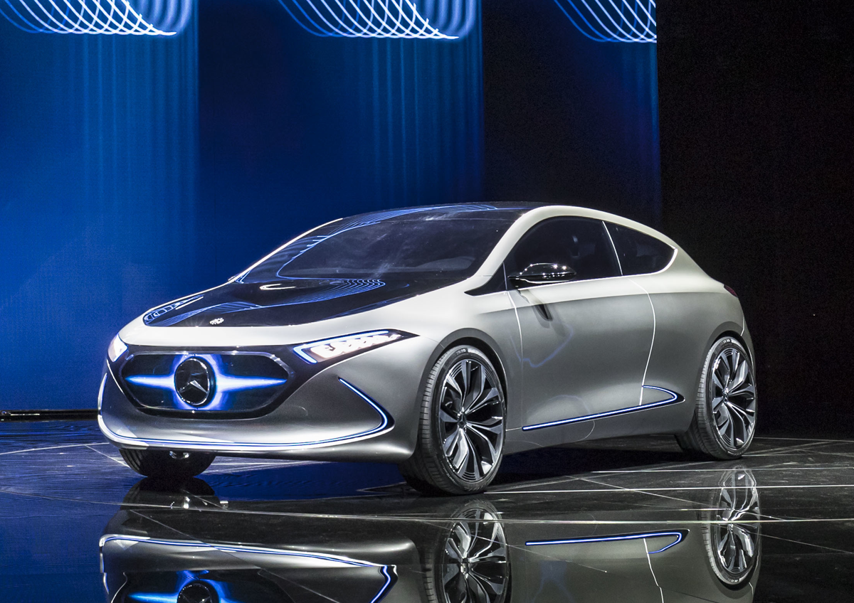 図　Daimlerが発表会で披露した「Mercedes-Benz Concept EQA」