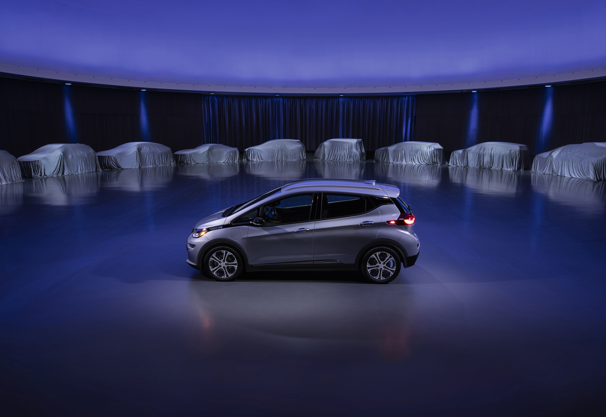 図　2016年12月に発売したEV「Chevrolet Bolt EV」奥には幕がかかった自動車が並んでいる。今後続々登場するEVの新車種をイメージしていると考えられる