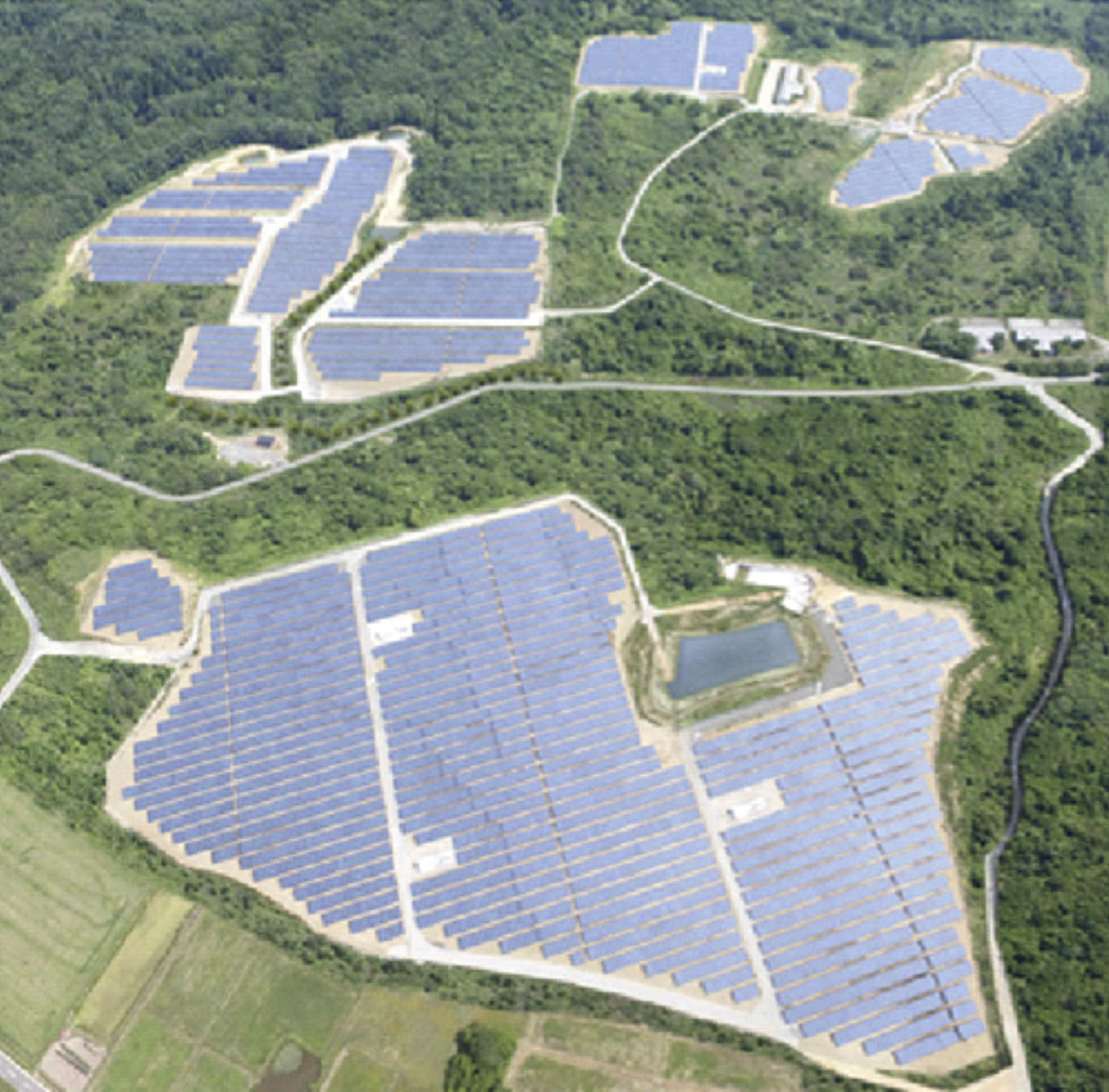 図　「奥州万年の森メガソーラー太陽光発電所」の全景