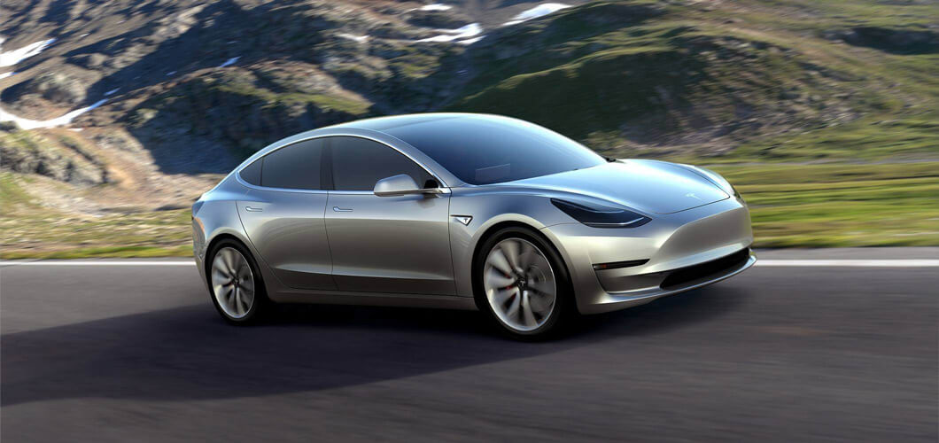 図　Teslaの普及価格帯のEV「Model 3」。莫大な数の注文を受けて、対処に苦慮している