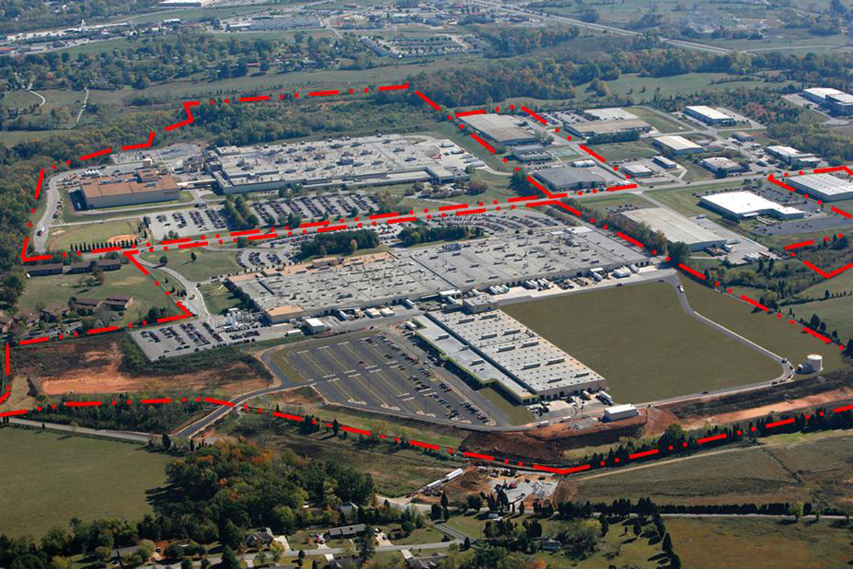 図　DENSO Manufacturing Tennessee, Inc.（DMTN）の全景。赤い破線で囲んだ部分がDMTNの用地。敷地面積は194.87エーカー（約78万9000m<sup>2</sup>）