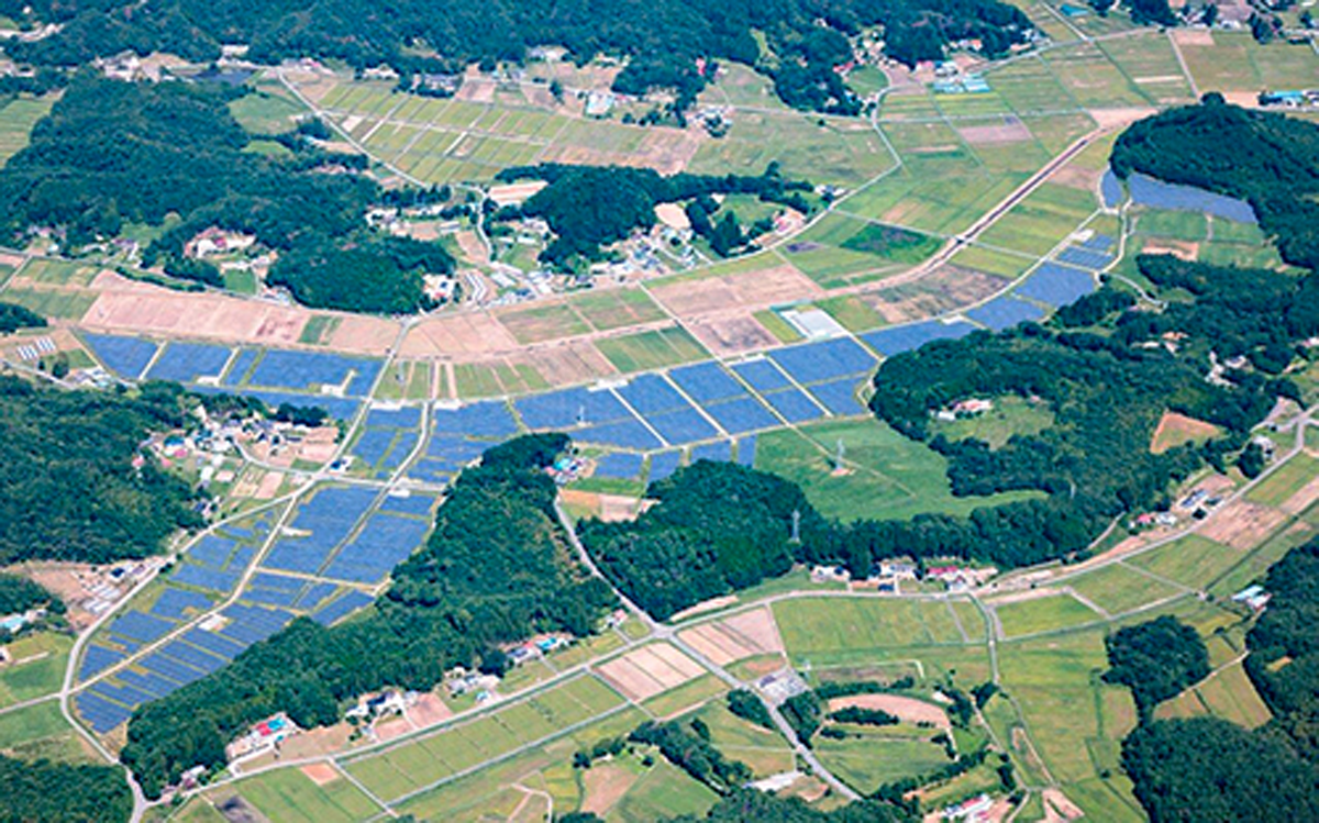 図　「F飯舘太陽光発電所」の全景