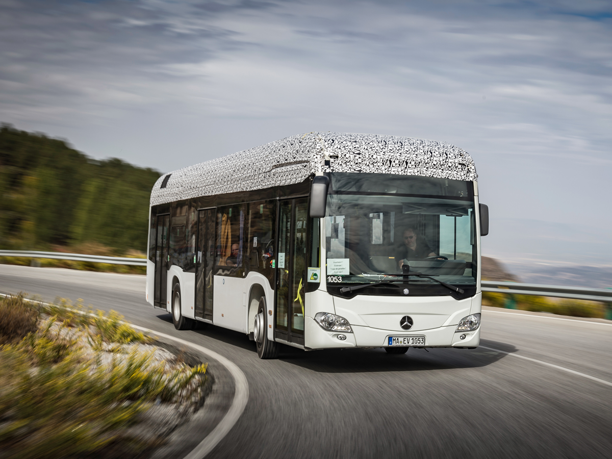 図　試験走行中の電動バスの試作車