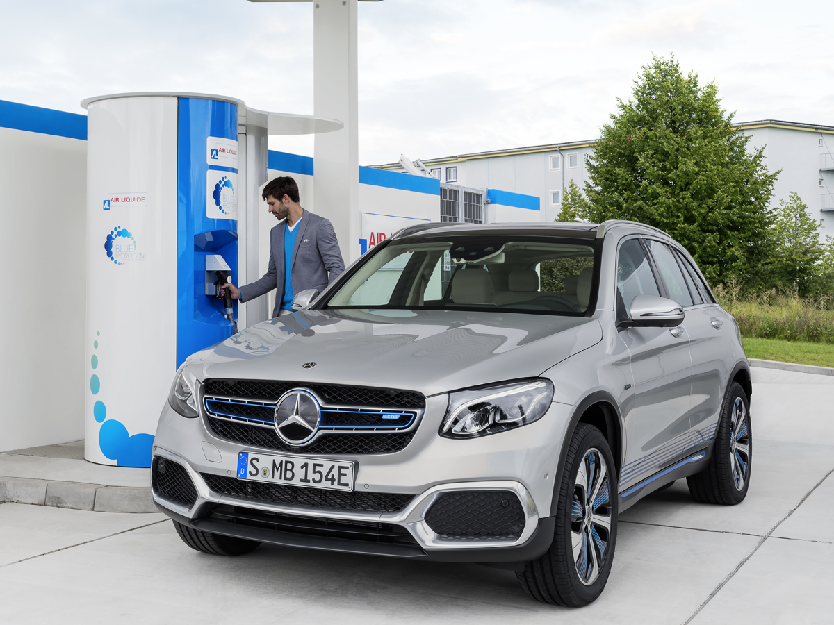 図　Daimlerが、9月のフランクフルトモーターショーで公開した燃料電池車「Mercedes-Benz GLC F-CELL」