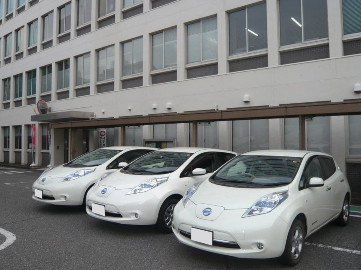 図　実験に使用する電気自動車を関西電力の事業所に駐車したところ