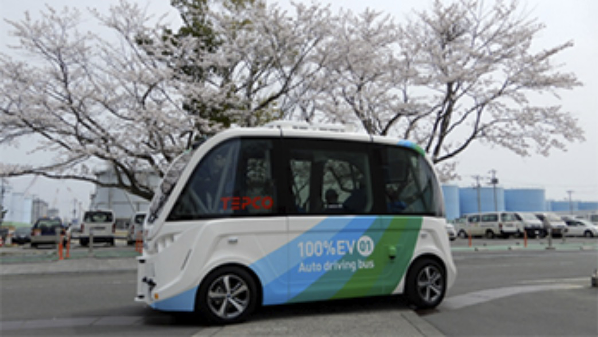 図　SBドライブが福島第一原子力発電所構内に導入した小型自動運転バス