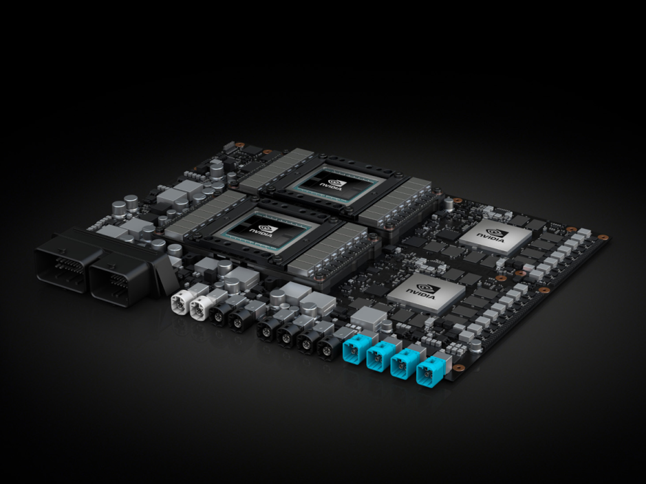 図　Nvidiaの車載コンピュータ「DRIVE Pegasus」。1秒間に320兆の命令を処理する能力を誇る